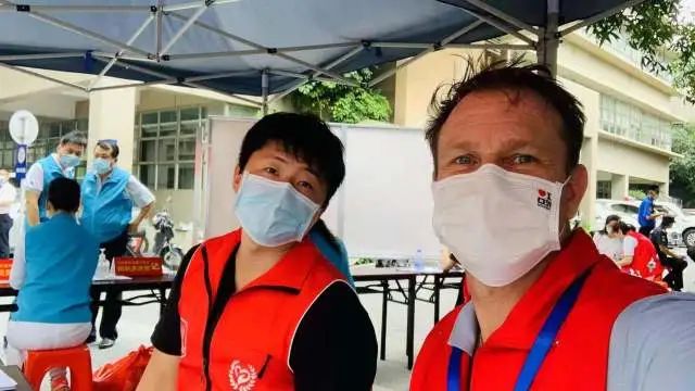 △ 外籍志愿者Gannet Wystix是南山区招商街道义工联的一员，他一直在协助医疗人员做外籍人员的体温检测、信息服务、流程引导等工作。