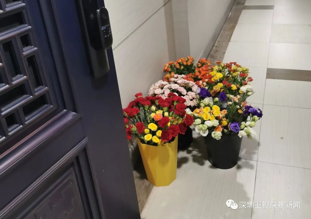 △ “鲜花放在门口了，需要的自己来拿，小心上面的刺。”居家隔离的居民们，在暂时没有禁止人员在楼内的行动时，在群里尝试“无接触式”互助，比如门口摆放鲜花，让邻居自取。