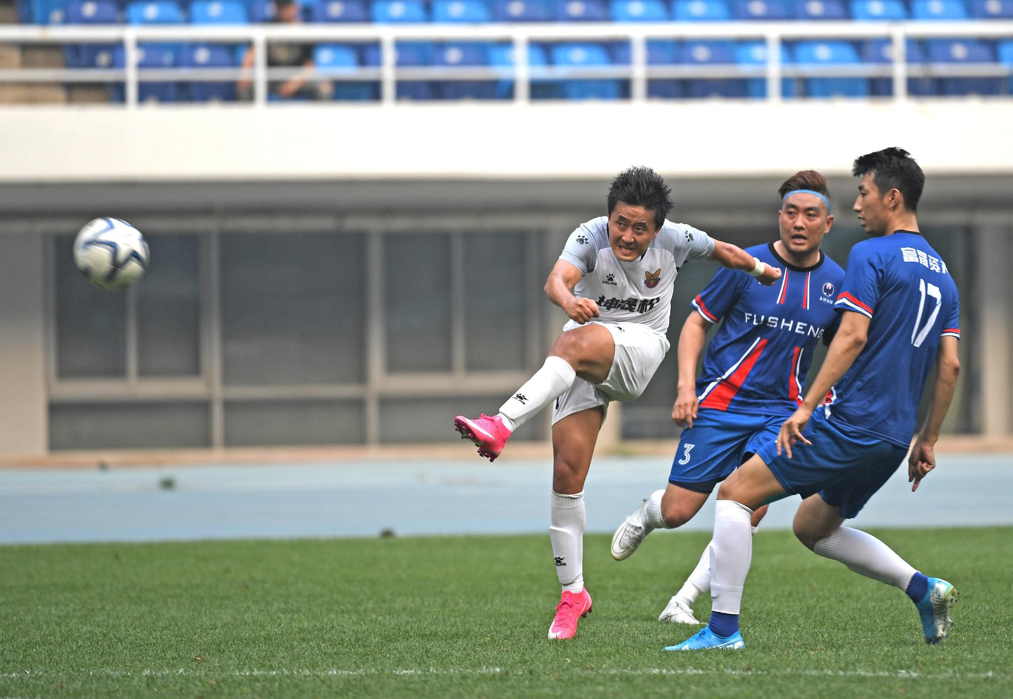 6月26日,在天津市足协超级联赛决赛中,坤晟松队球员梁浩(左)在比赛