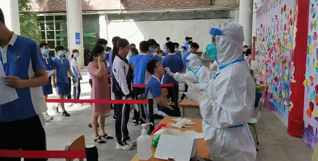 △ 为确保疫情防控到位、高考顺利实施，深圳市所有考生考前7天需要至少进行1次核酸检测。6月3日，深圳高级中学的考生和考务工作人员在深圳高级中学集团中心北校区完成高考前核酸检测采样。