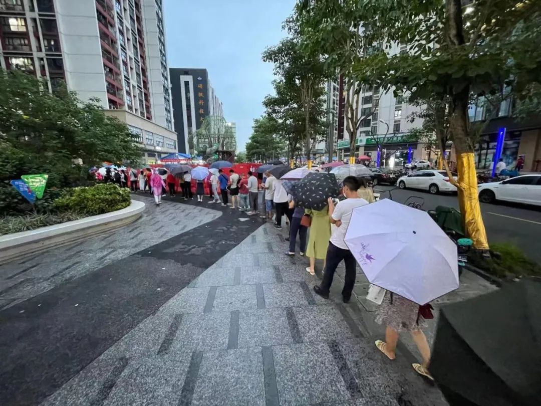 △ 南山的大街小巷随处可见有序排队核酸检测的居民。