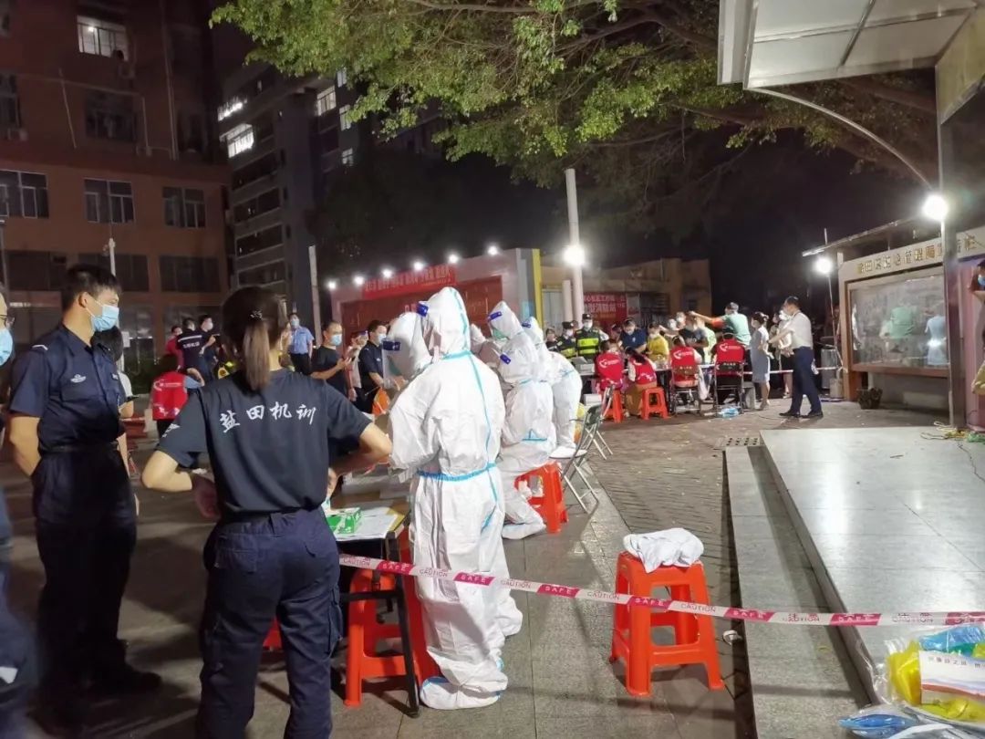 △ 临时检测点的医护人员、义工和小区物业