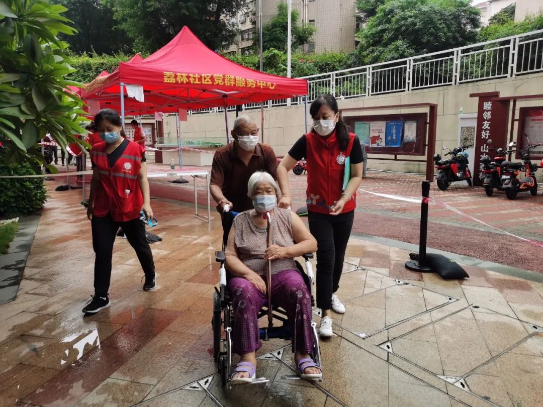△ 为支持防疫工作，老人家坐着轮椅、拄着拐杖前来做核酸检测。图为：南山街道荔林社区居民王奶奶。