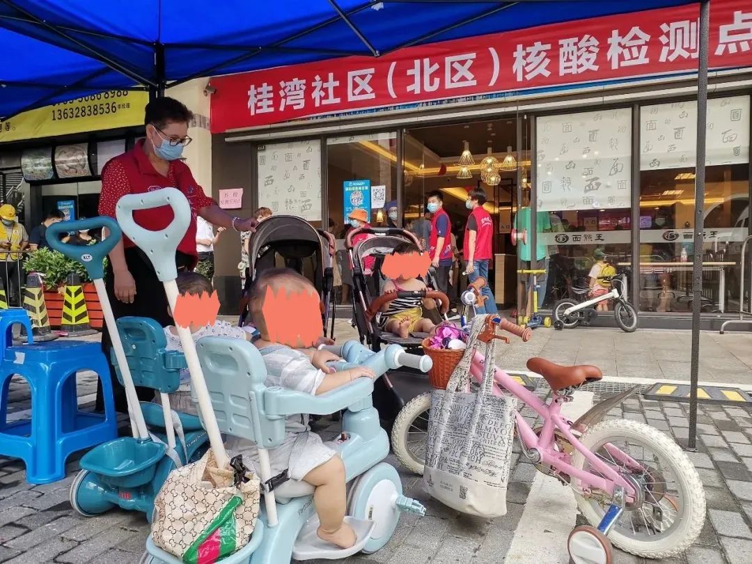 △ 搭起“托儿大棚”，志愿者看娃让家长放心做检测