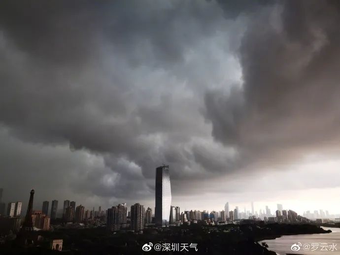 △ 自出现无症状感染者后，盐田区增设了多个临时核酸检测点，医务人员悉数上阵，全面铺开核酸检测工作。