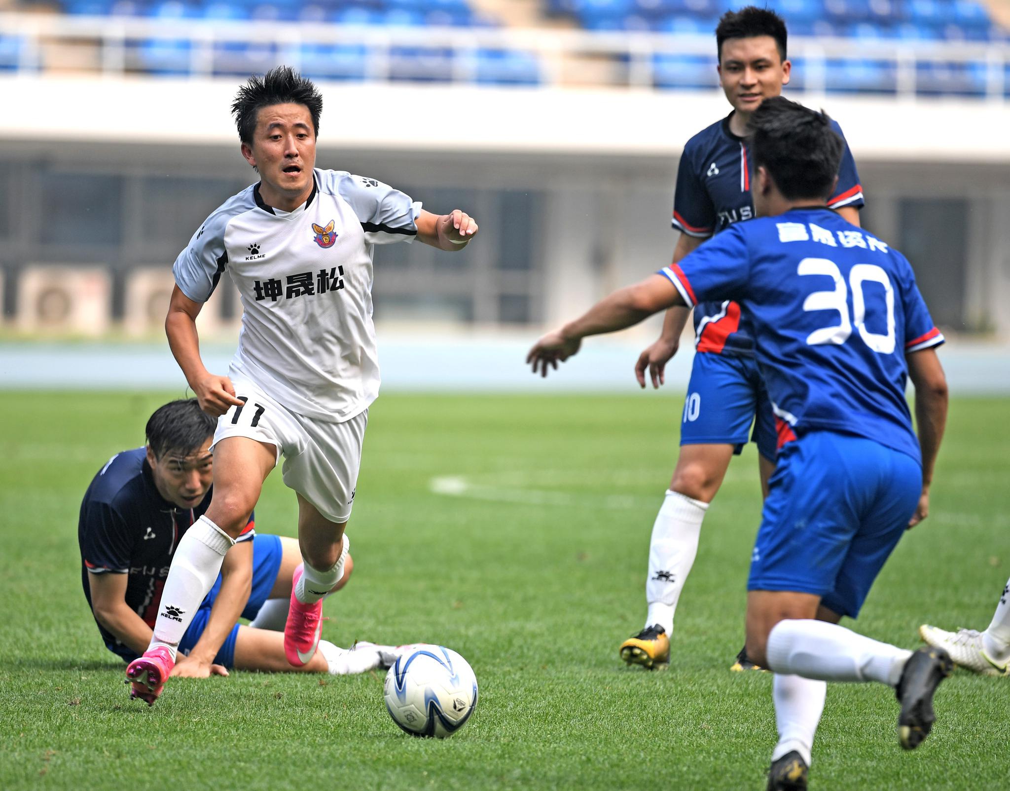 6月26日,在天津市足协超级联赛决赛中,坤晟松队球员梁浩(左前)在