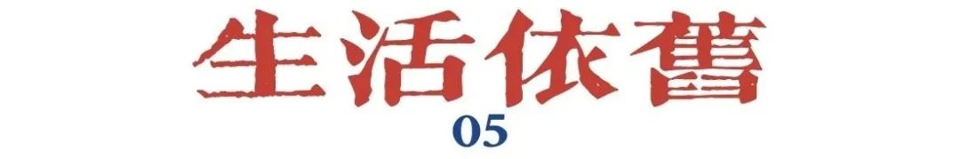 △ 疫苗接种点现场，人们有序排队。
