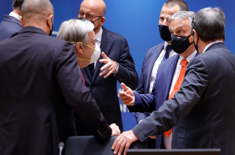 欧盟峰会上，匈牙利总理欧尔班（右中）与其他领导人交谈