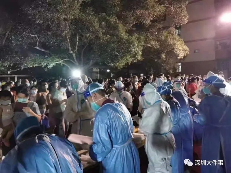 △ 自出现无症状感染者后，盐田区增设了多个临时核酸检测点，医务人员悉数上阵，全面铺开核酸检测工作。