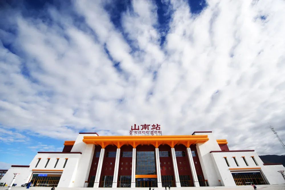 第一块农田拥有西藏第一座宫殿这里是藏民族的发祥地山南站△ 穿着