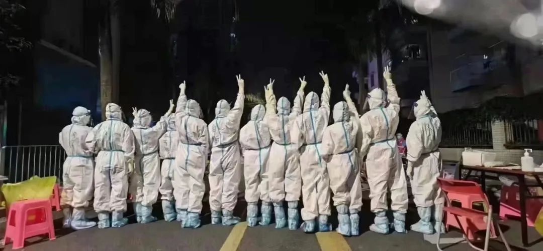 △ 星夜兼程的医护人员记录下夜里的这一刻。