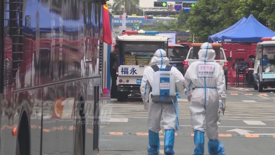 △ 宝安区福永下十围封控区域，出于疫情防控的需要，社区实施全面封控后，消杀公司对涉疫地区实施全面消杀。