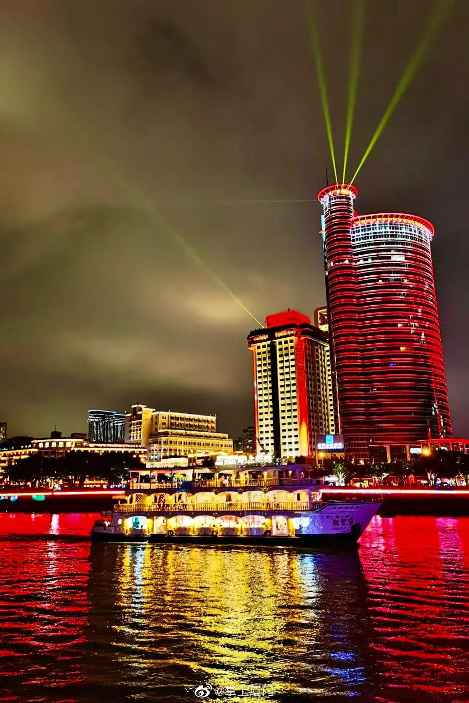 厦门夜景点亮星光璀璨这个红色光影的厦门夜景太美了吧