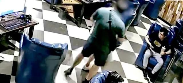 男子网吧上网突然被老板“撵走”,得知老板撵人原因,网友怒赞休闲区蓝鸢梦想 - Www.slyday.coM 男子网吧上网突然被老板“撵走”,得知老板撵人原因,网友怒赞休闲区蓝鸢梦想 - Www.slyday.coM