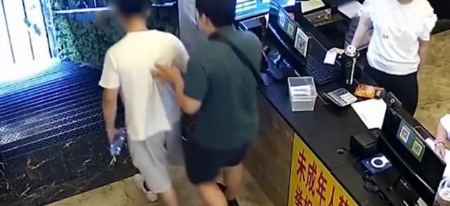 男子网吧上网突然被老板“撵走”,得知老板撵人原因,网友怒赞休闲区蓝鸢梦想 - Www.slyday.coM 男子网吧上网突然被老板“撵走”,得知老板撵人原因,网友怒赞休闲区蓝鸢梦想 - Www.slyday.coM