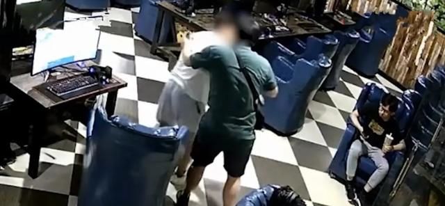 男子网吧上网突然被老板“撵走”,得知老板撵人原因,网友怒赞休闲区蓝鸢梦想 - Www.slyday.coM 男子网吧上网突然被老板“撵走”,得知老板撵人原因,网友怒赞休闲区蓝鸢梦想 - Www.slyday.coM