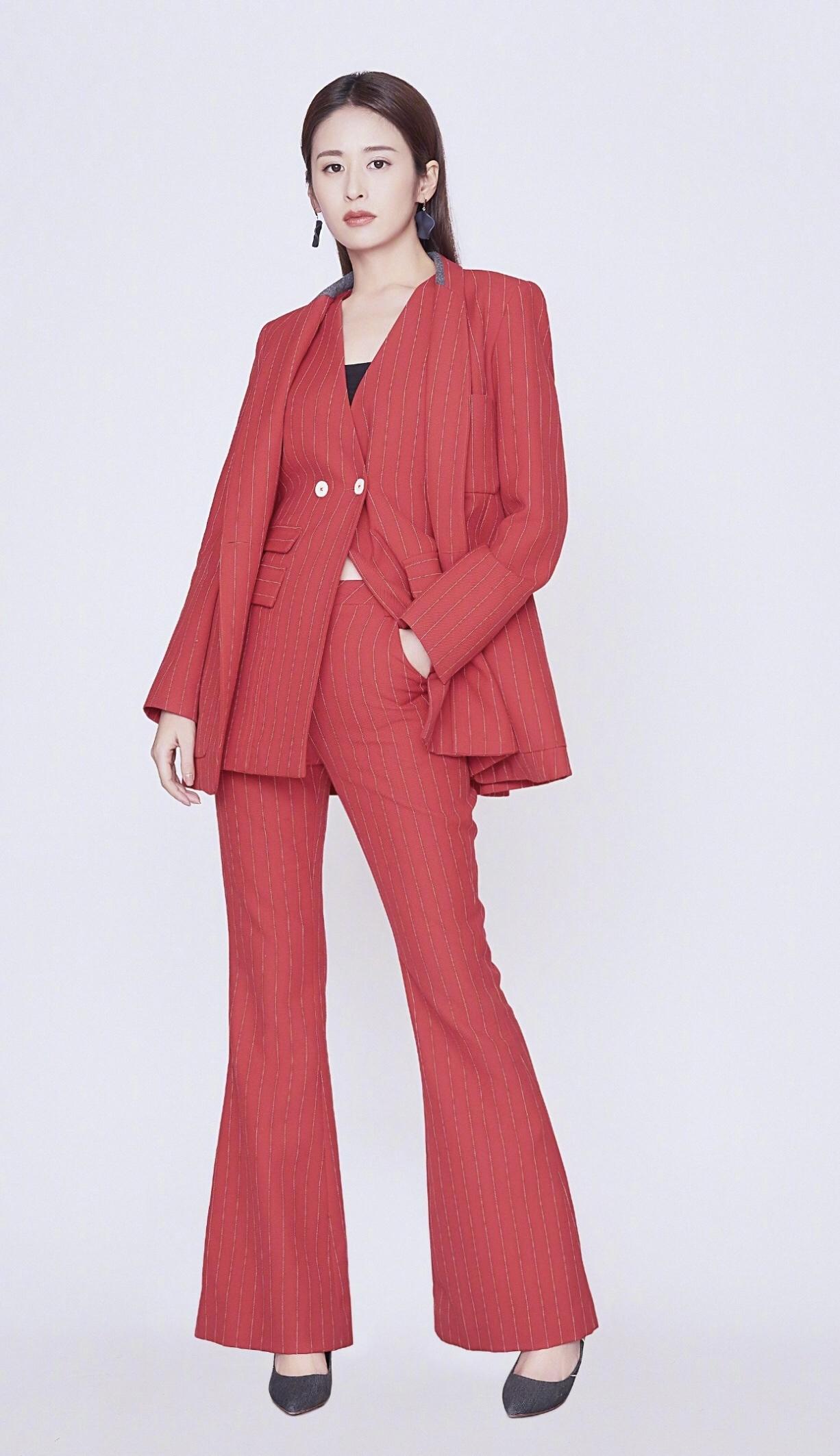 90斤的颖儿身材真好,薄纱上衣 喇叭裤又欲又正,叠穿a字裙洋气