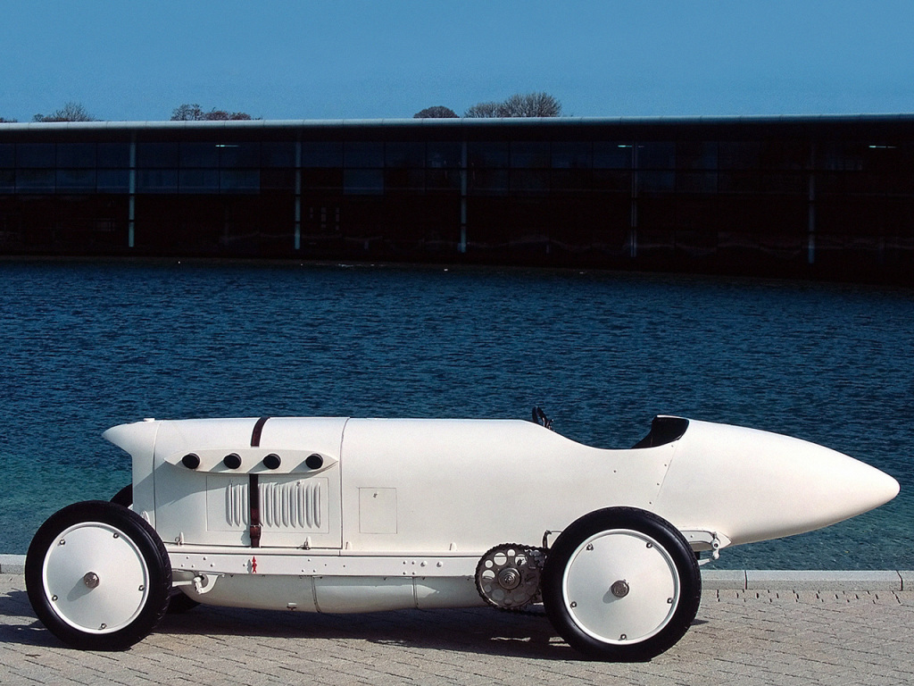 这款车采用了船型的设计,庞大的发动机舱占据了整车三分之二的空间.