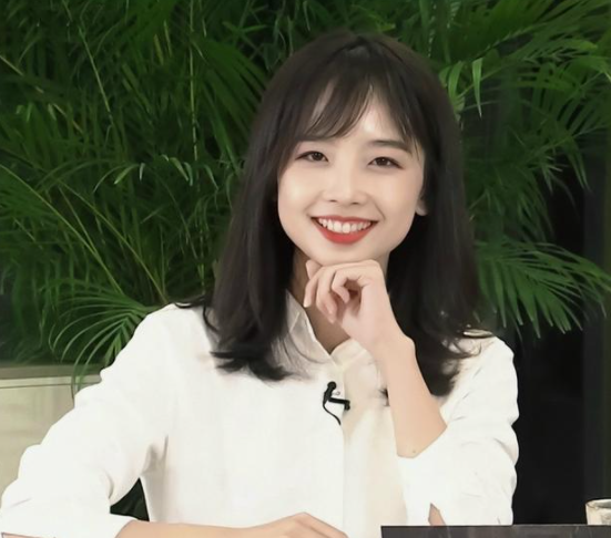 粉丝破三百万央视记者王冰冰分享旧照果然美女都是从小美到大