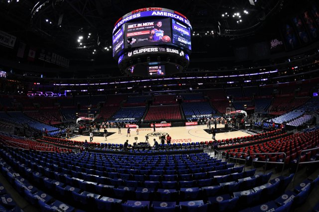 快船主场提前看球馆没有丝毫湖人痕迹门口巨幅快船海报引人注目