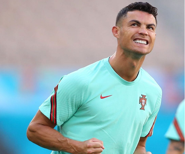 葡萄牙国家队:433阵容;门将:帕特里西奥;后卫:塞梅多,迪亚斯,佩佩和