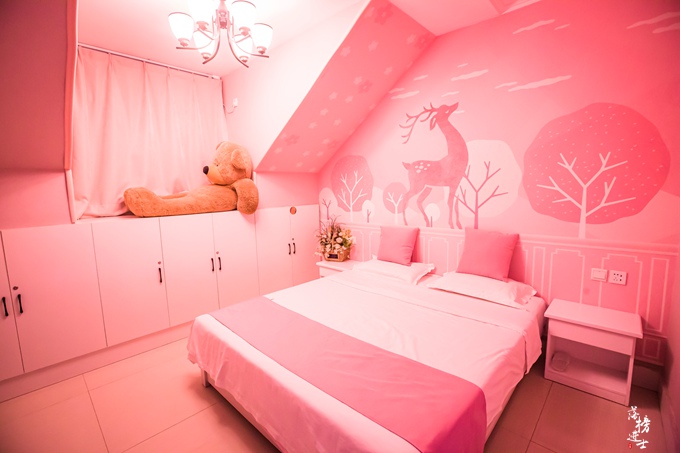 粉色的主题房无疑最受女孩子喜爱,整个房间以浪漫的粉色为主色调,温馨