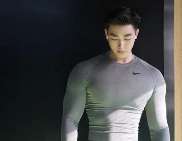 24岁男网红长期健身练就完美身材网友完美男友