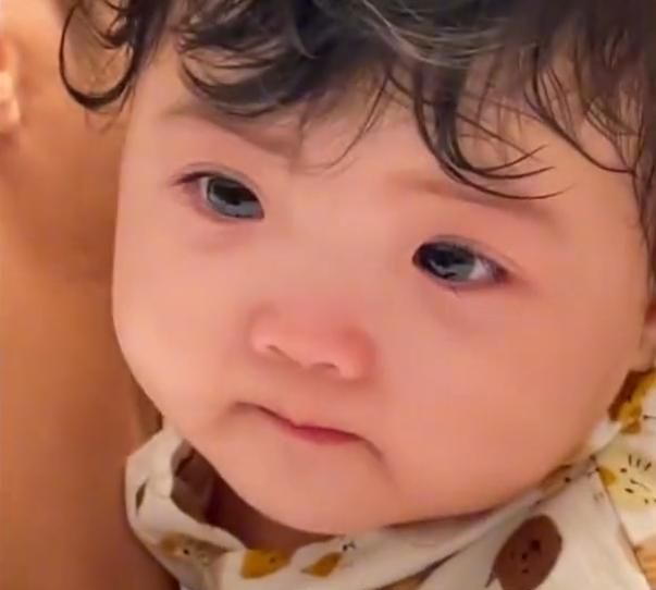 广东一萌娃哭着抱抱一看镜头秒变脸,随后表情网友直呼:好演员