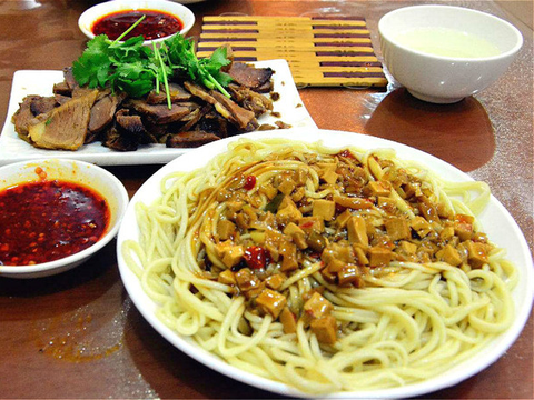 敦煌驴肉黄面,你吃过吗?|拉面|面条|卤菜|香菇|黄亮_新浪新闻