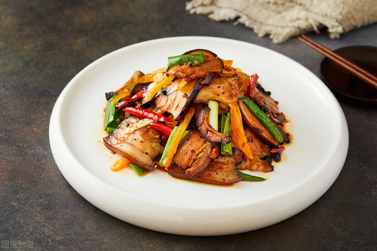 炒腊肉最忌直接下锅炒,炒前记得多做2步