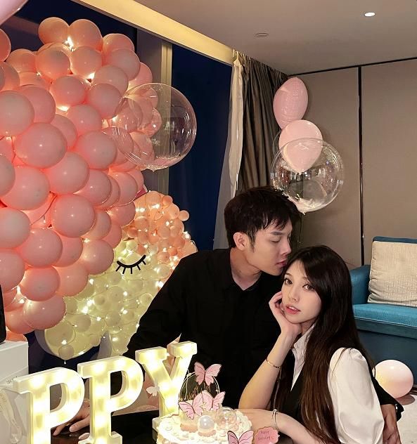 小猪晒与兜儿的聊天记录,我却被"备注"吸引,这马屁拍得我服