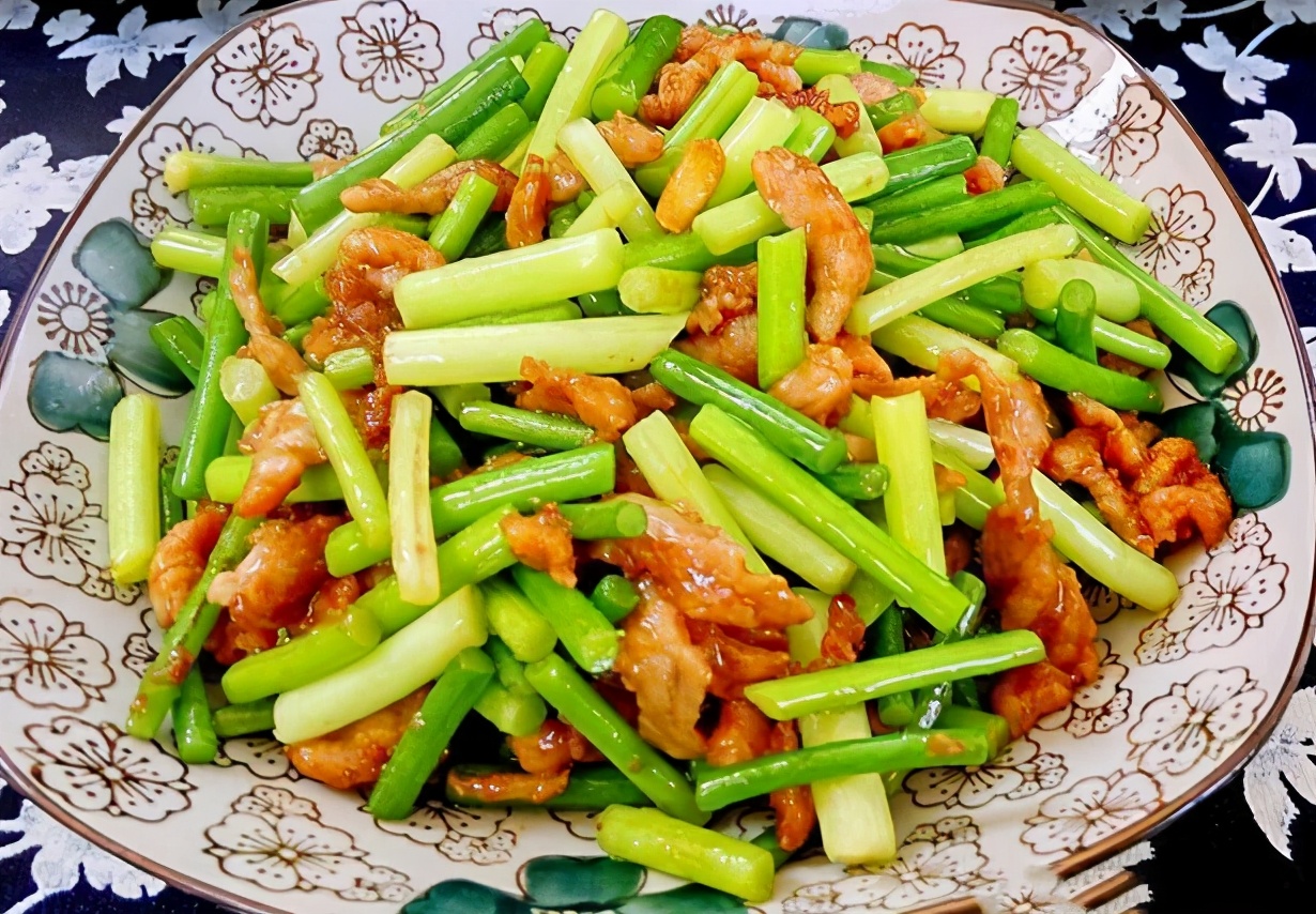 做蒜苔炒肉丝记住2个技巧肉丝香软不柴不腥蒜苔脆嫩入味