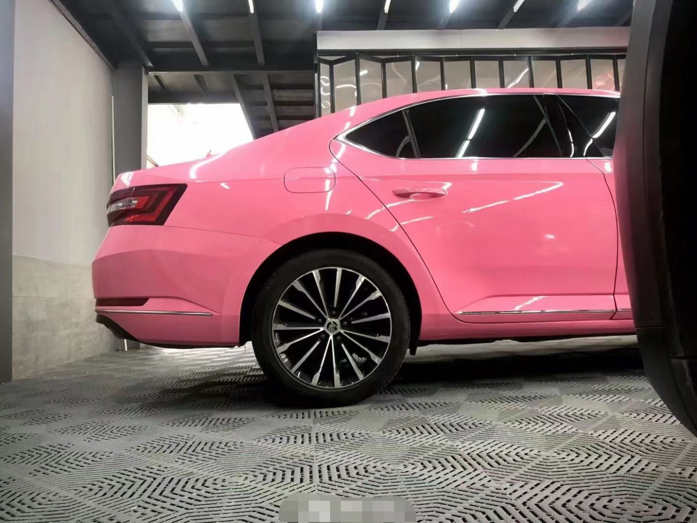 膜呗改色案例斯柯达改色亮粉色少女之心不灭