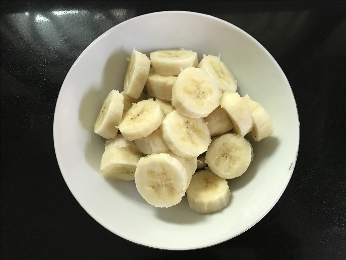 红薯和香蕉搭配,加入一碗糯米粉,煎一煎,做出好吃的煎饼