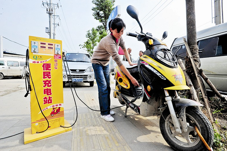 第2种伤害电池的充电方法:"过充或过放"在充电,在给电动车充电时机的