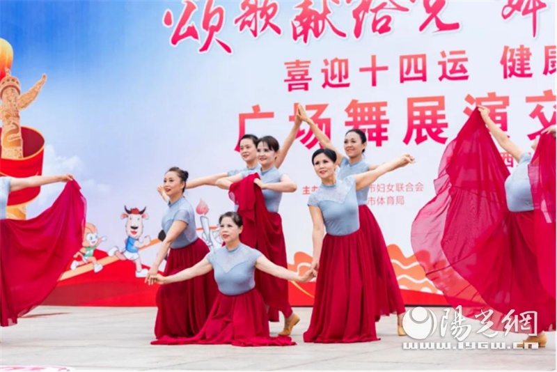 活动在《唱支山歌给党听》百人广场舞中拉开帷幕,在激情豪迈的红色