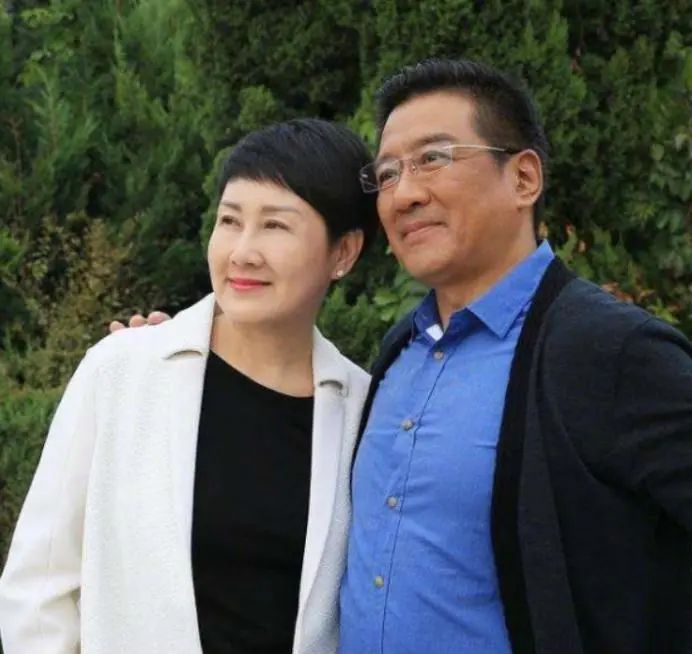 节目中张凯丽与女儿闹翻24岁张可盈直接崩溃胡兵连忙安慰