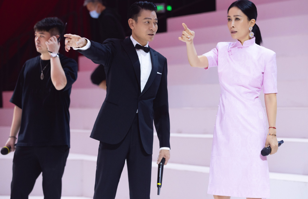 那英24年后再同台刘德华,穿粉色旗袍身材窈窕,俩人亲密牵手对视