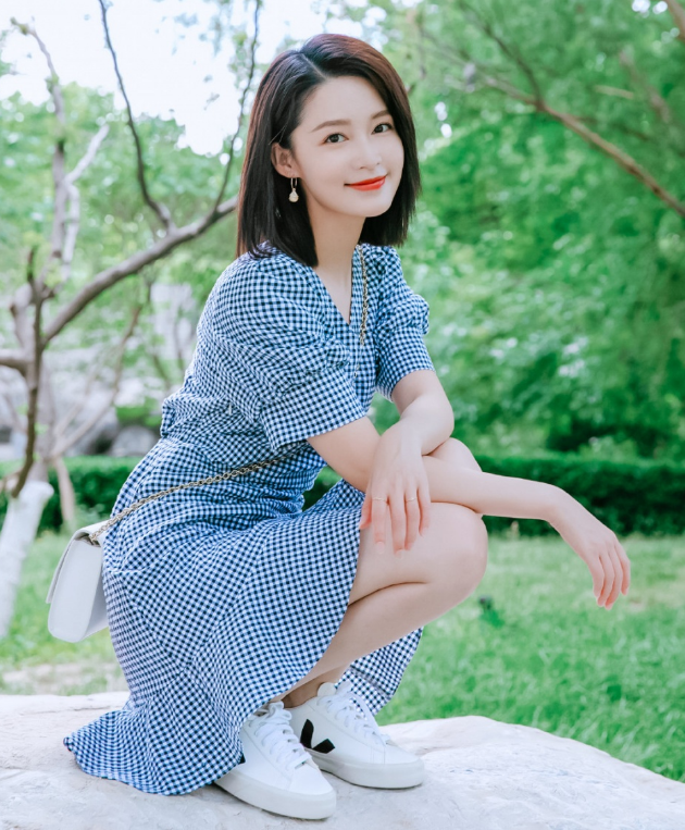 李沁古装最美一身蓝色格纹裙配温柔短发美若天仙