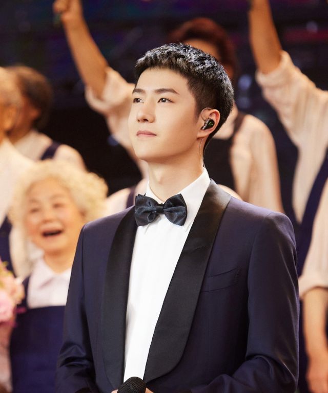 王一博寸头造型曝光央视镜头怼脸拍摄这皮肤状态却让人看愣了