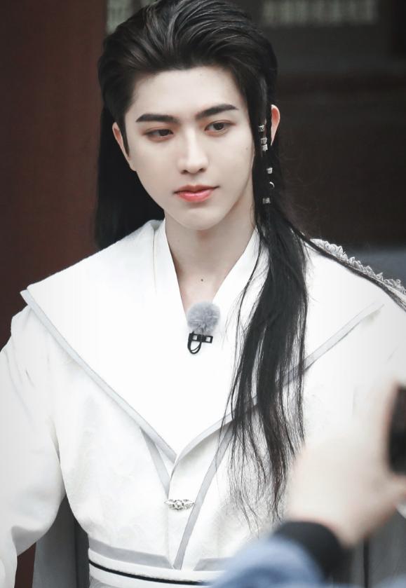 终于看到蔡徐坤穿古装!帅出新高不敢认,此颜值圈内少有