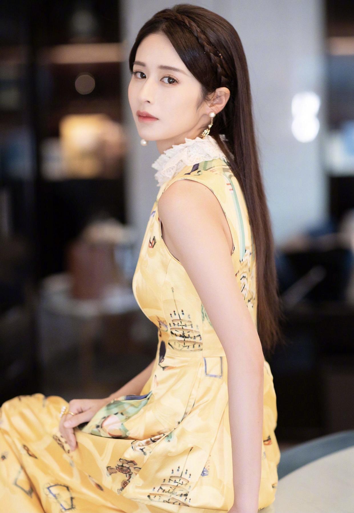 90斤的颖儿身材真好,薄纱上衣 喇叭裤又欲又正,叠穿a字裙洋气