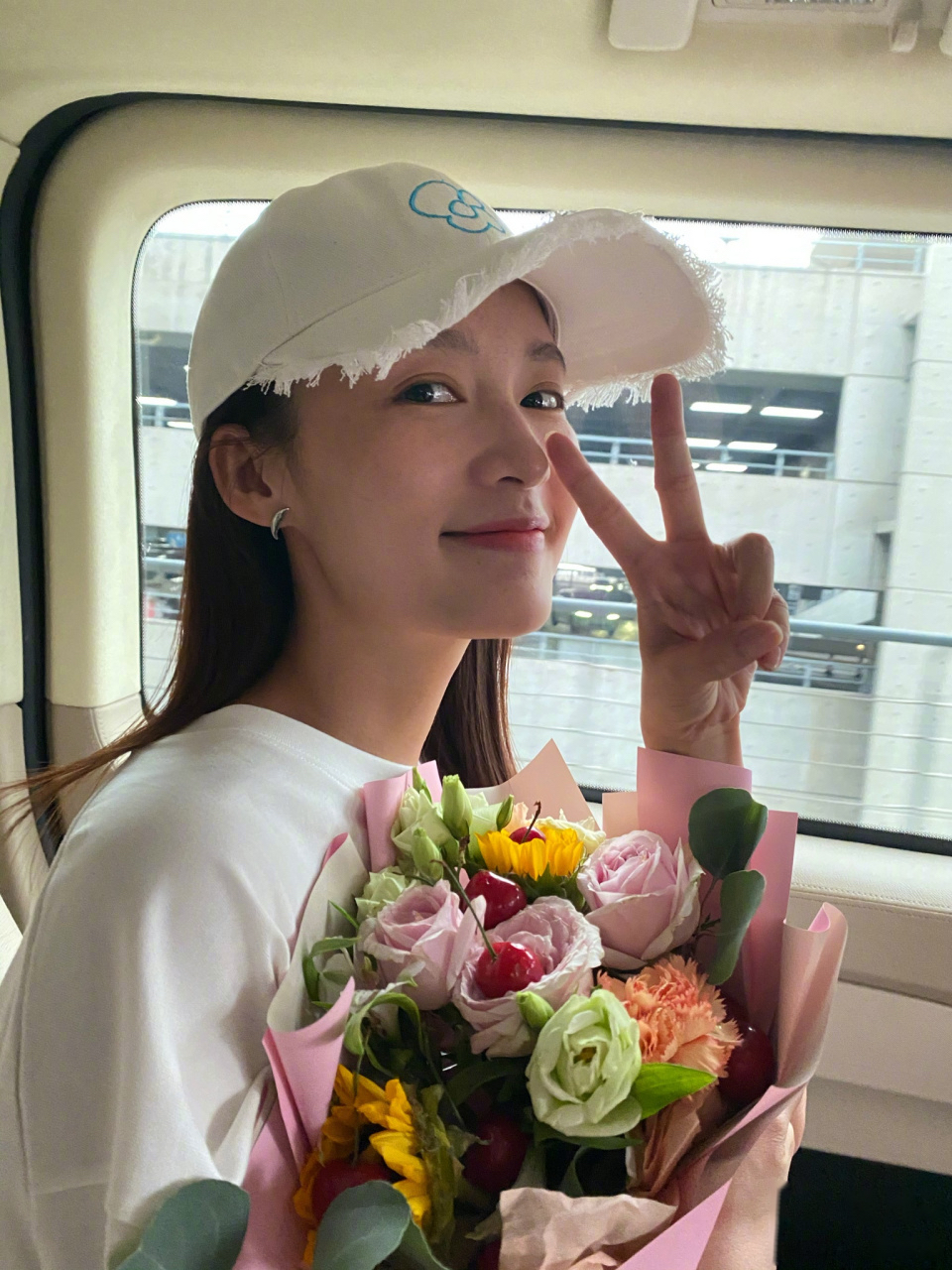 李沁手捧鲜花发布说说表达心情粉丝感叹颜值女神