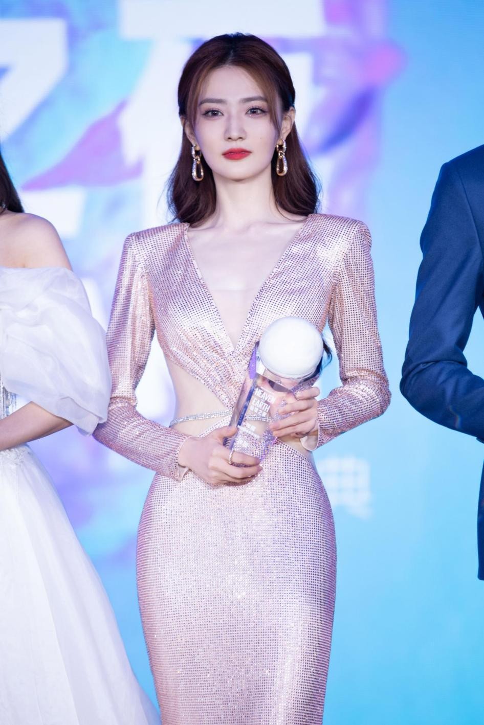 真想拥有徐璐的好身材,穿着紧身的裙子,更能勒出完美比例|紧身裙|裙子