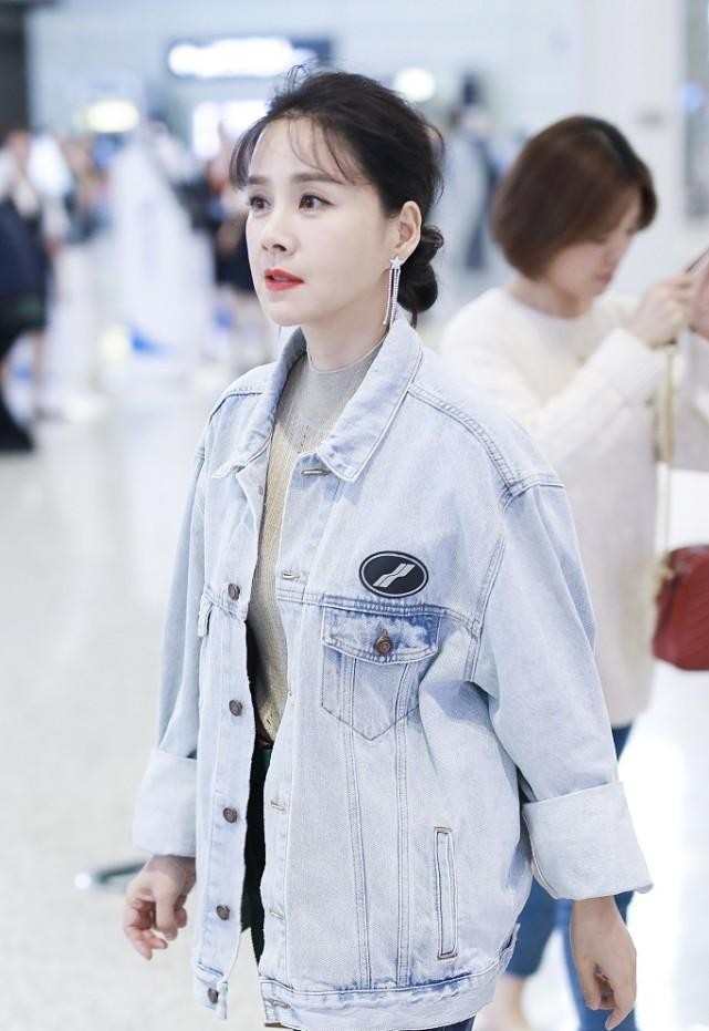 何琳真是"冻龄"中的翘楚,就算穿少女的服装,感觉也毫无违和感