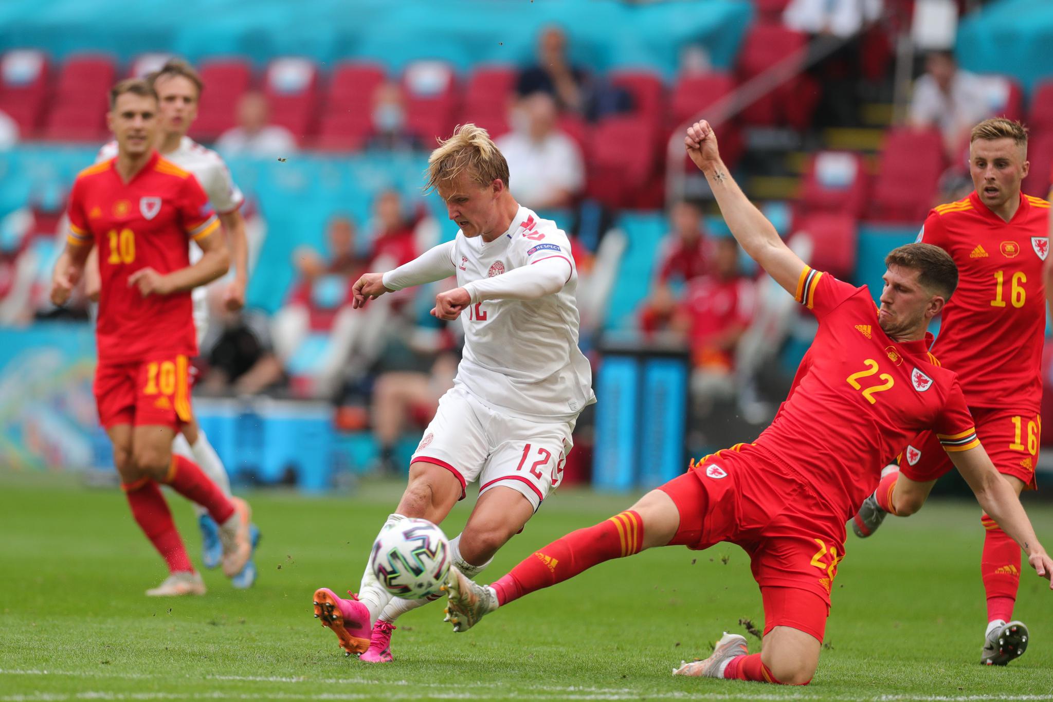 足球——欧锦赛:丹麦胜威尔士 晋级八强