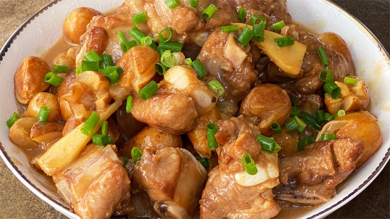 吃黄皮果的季节,怎么能错过这道黄皮果焖排骨,酸酸甜甜很好吃