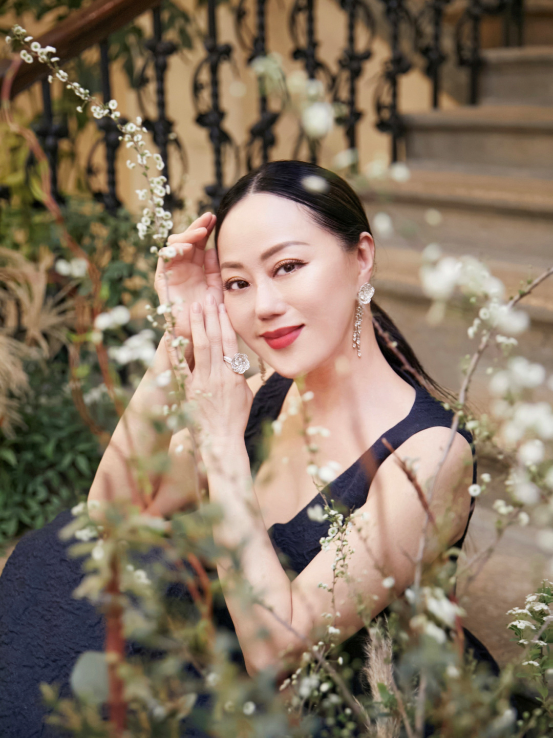 章小蕙真有贵妇范穿黑色连衣裙端庄稳重高贵精致又有气场