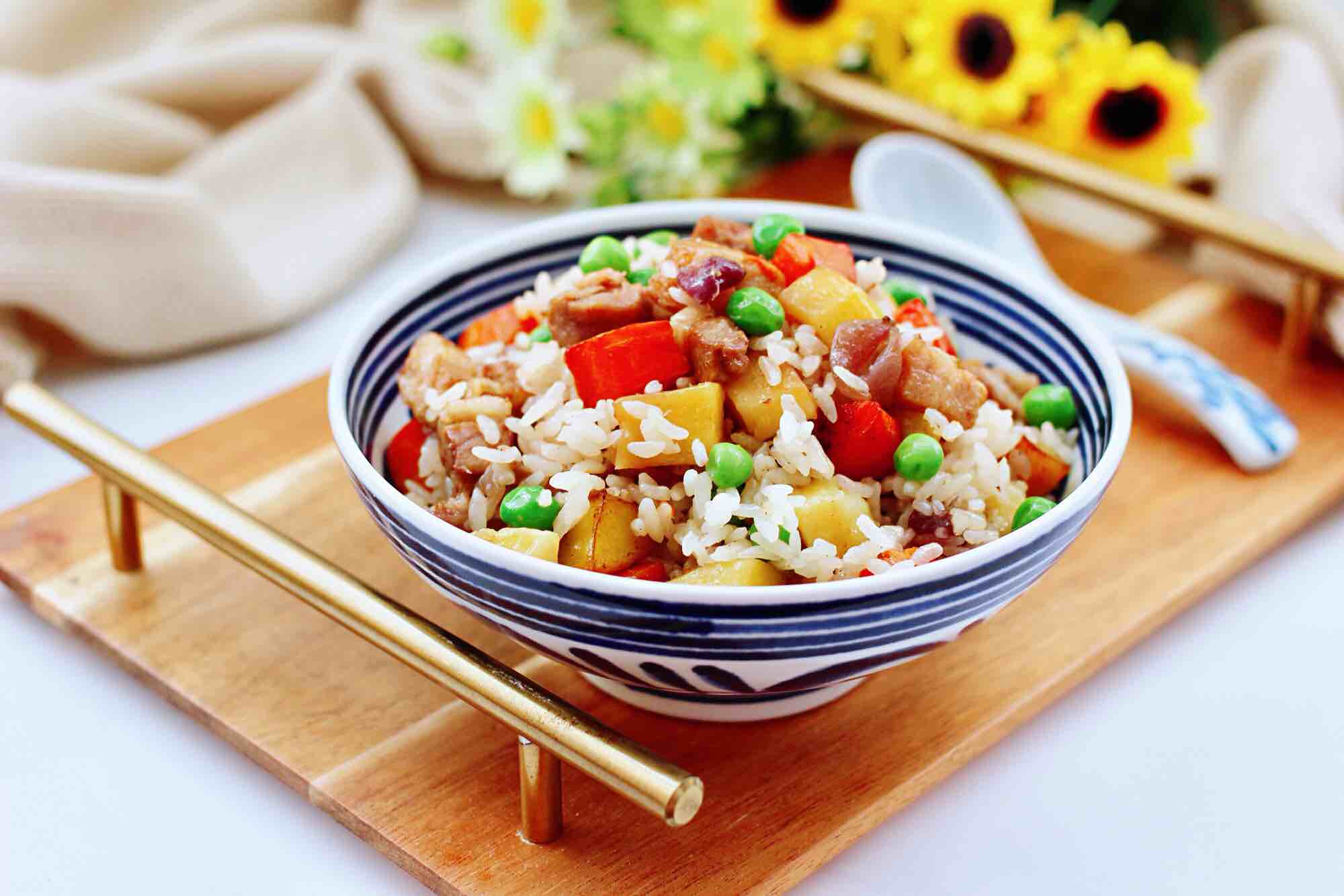 简单一人食:土豆鸡腿焖饭,方便容易还快手,肉饭菜全都有,绝了