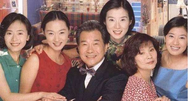 81岁江明近照曝光,满头白发精神饱满,息影后行医救人令人佩服